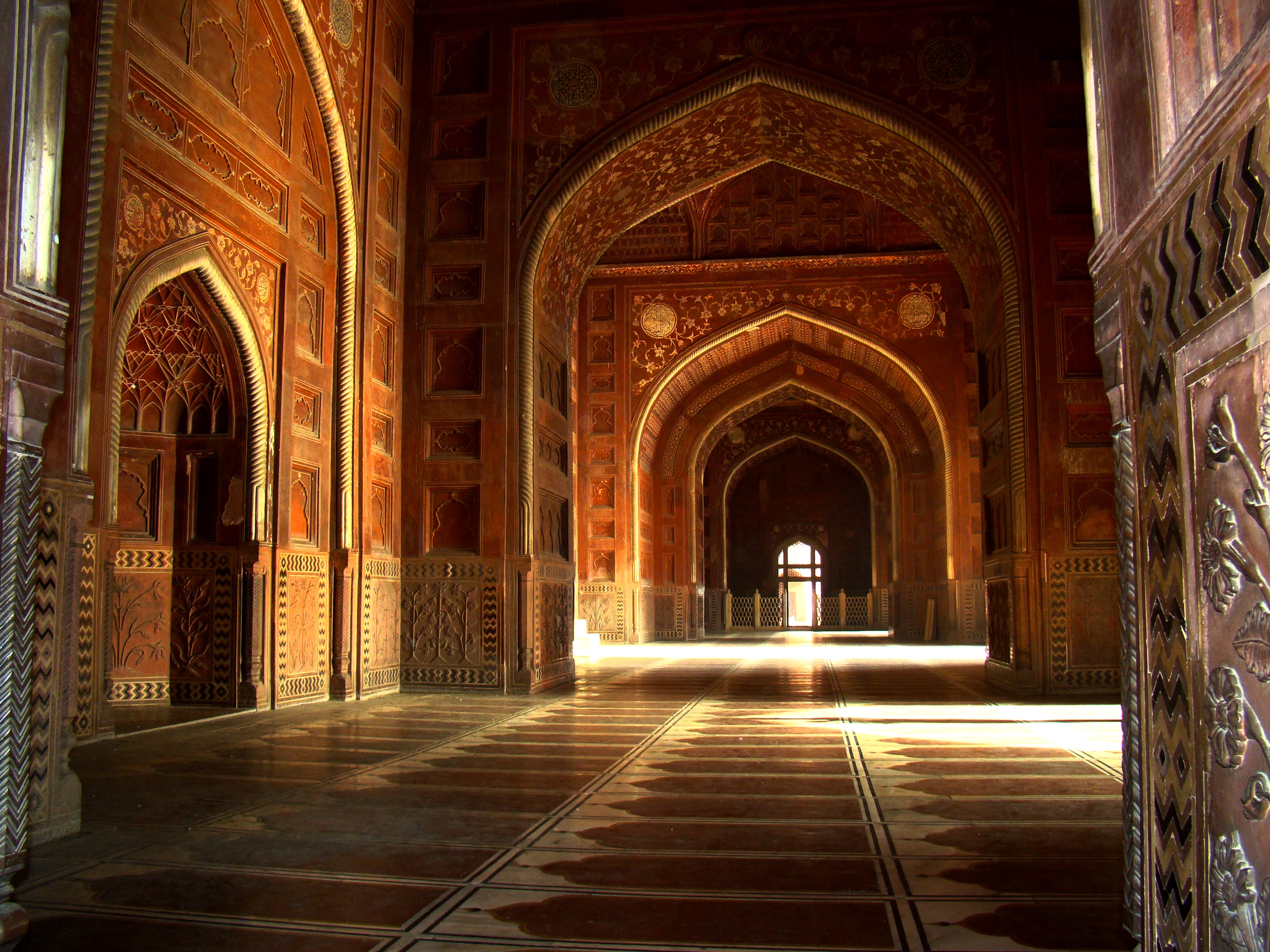 Gänge Taj_mahal_mosque_interior_hall